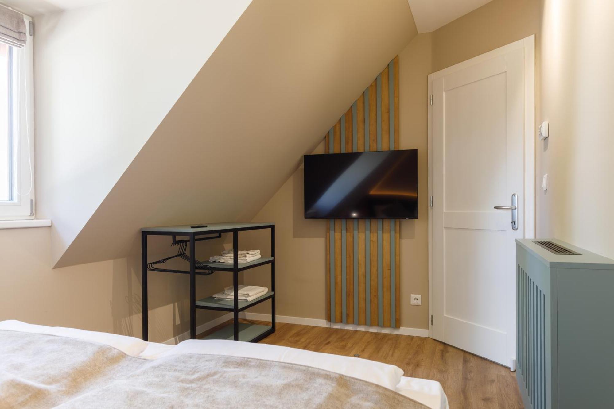 Lepke Apartmanhaz Es Etterem ティハニ エクステリア 写真