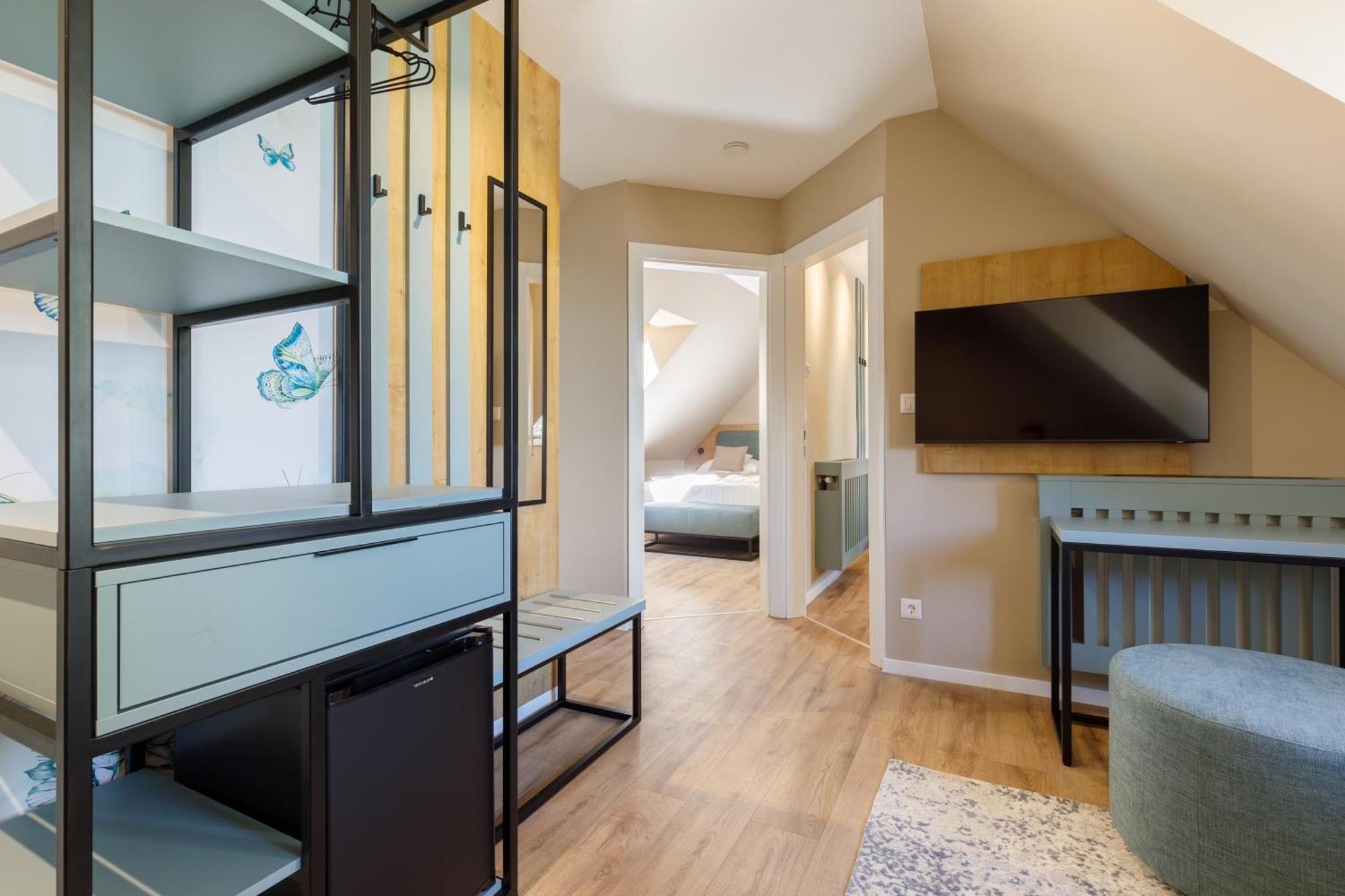 Lepke Apartmanhaz Es Etterem ティハニ エクステリア 写真