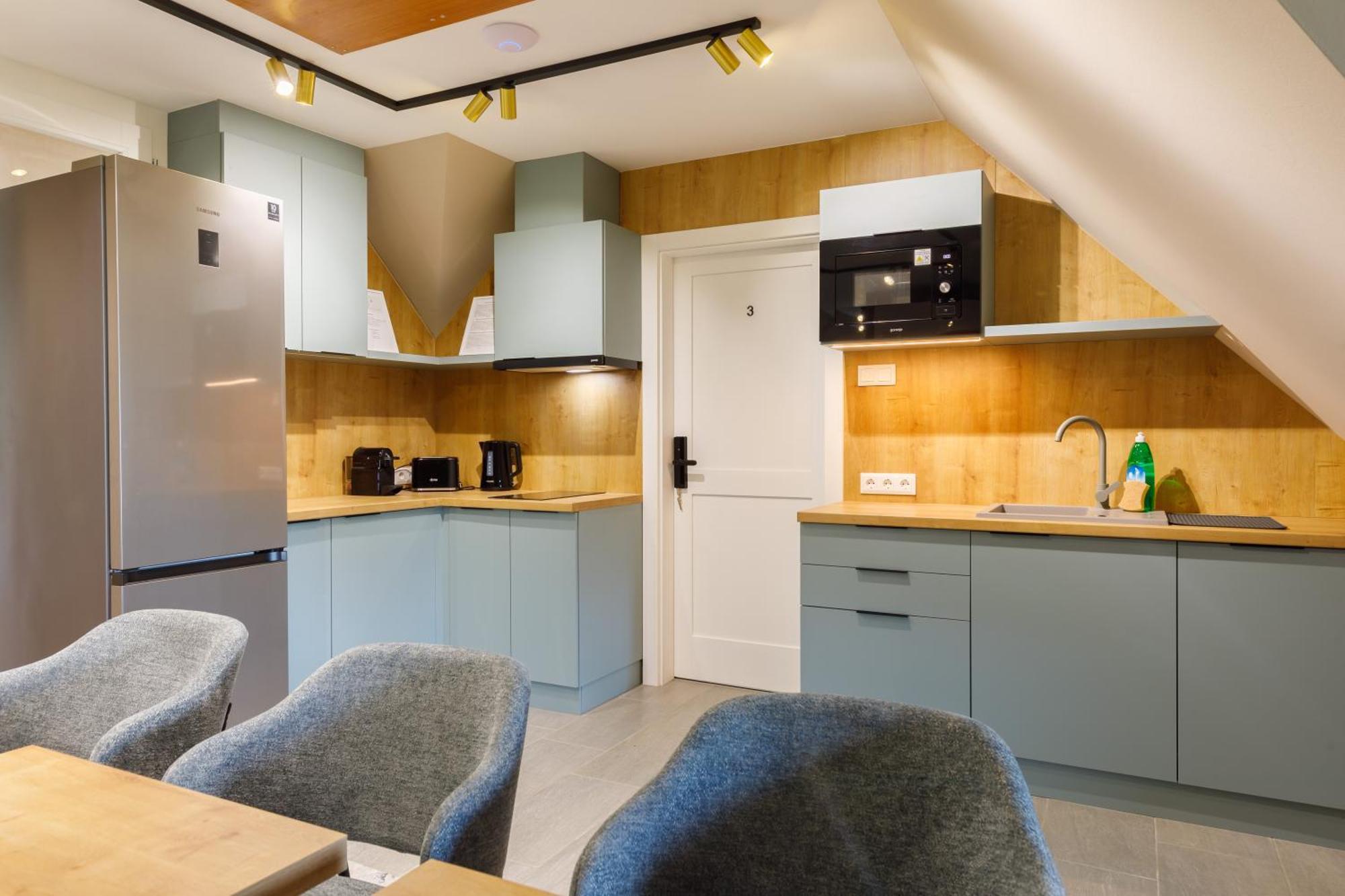 Lepke Apartmanhaz Es Etterem ティハニ エクステリア 写真