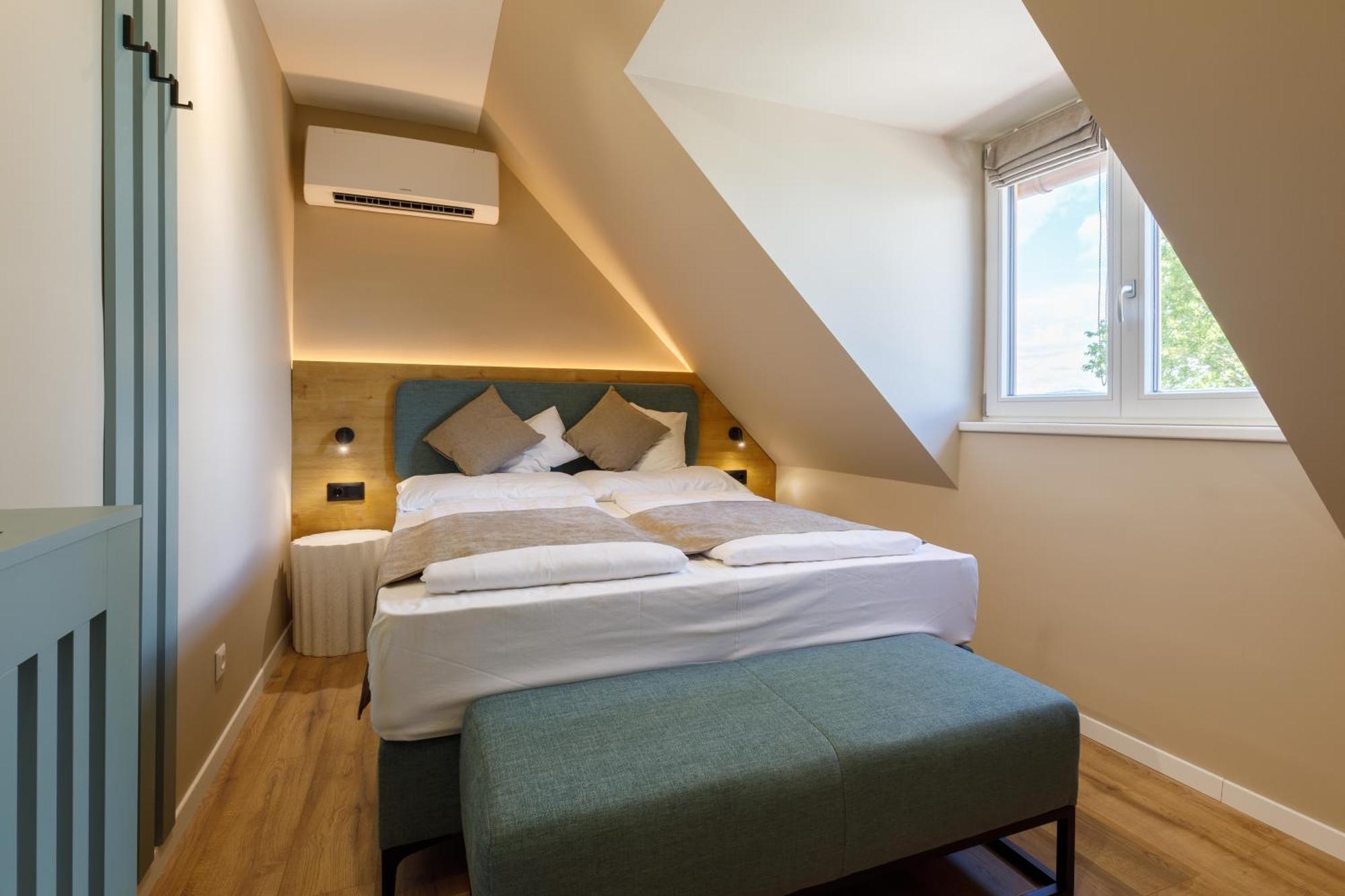Lepke Apartmanhaz Es Etterem ティハニ エクステリア 写真