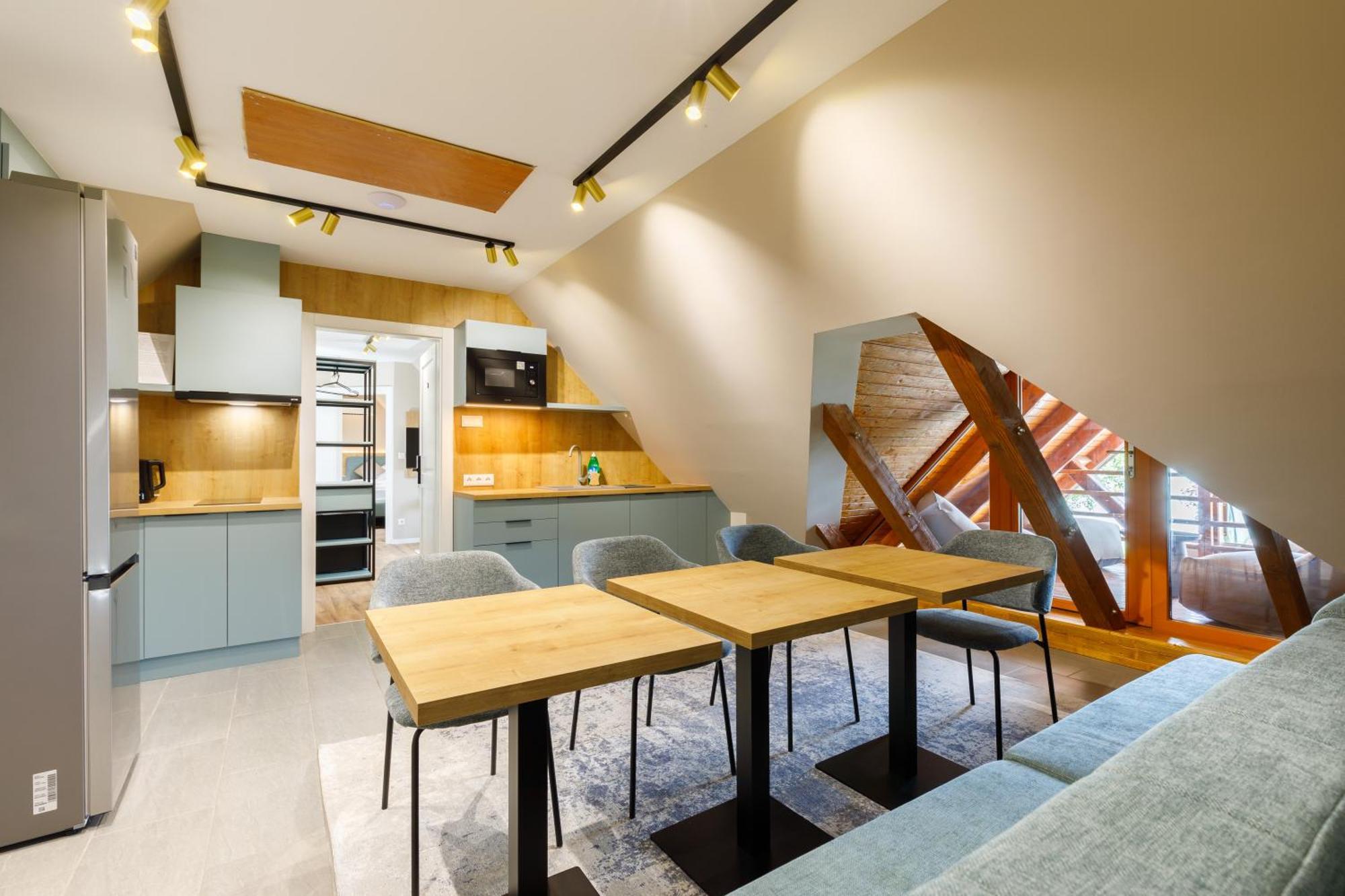 Lepke Apartmanhaz Es Etterem ティハニ エクステリア 写真