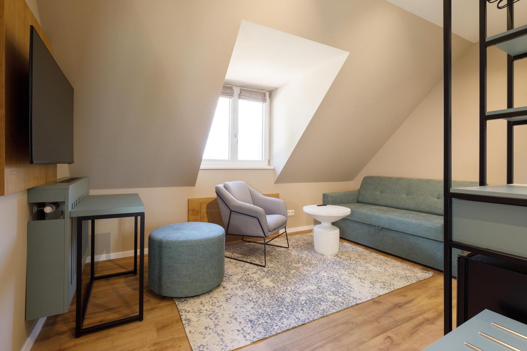 Lepke Apartmanhaz Es Etterem ティハニ エクステリア 写真