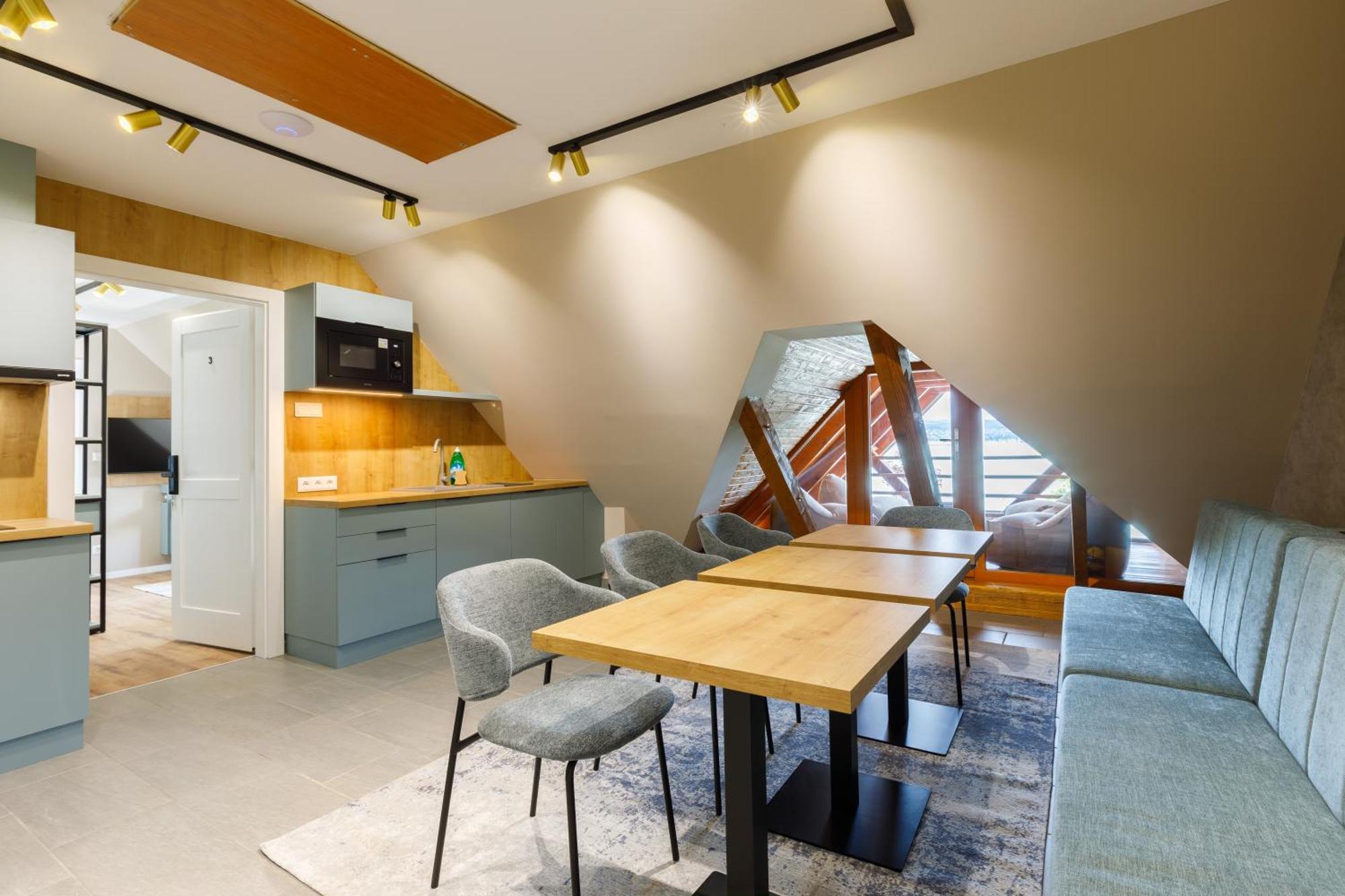 Lepke Apartmanhaz Es Etterem ティハニ エクステリア 写真