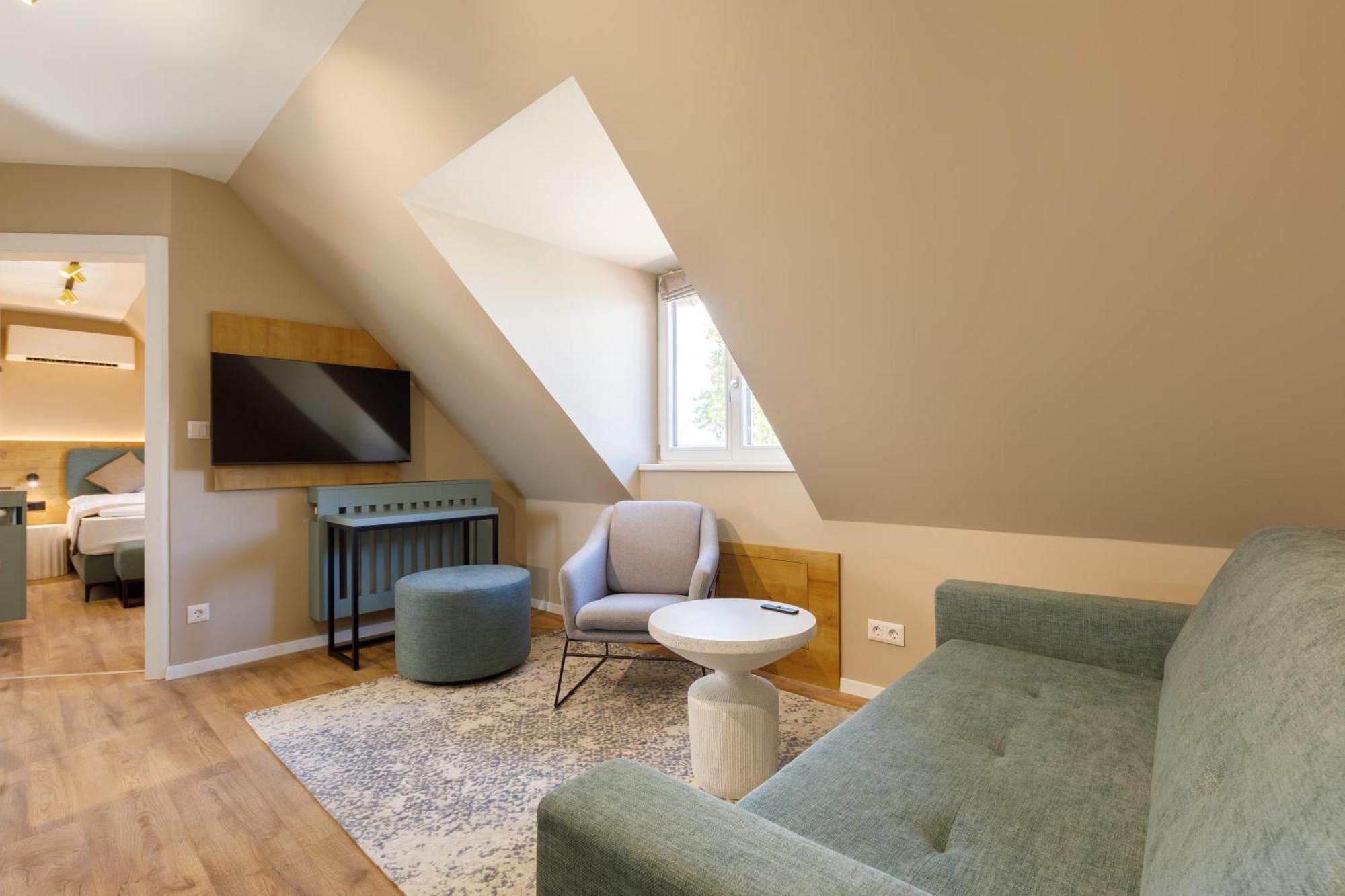 Lepke Apartmanhaz Es Etterem ティハニ エクステリア 写真