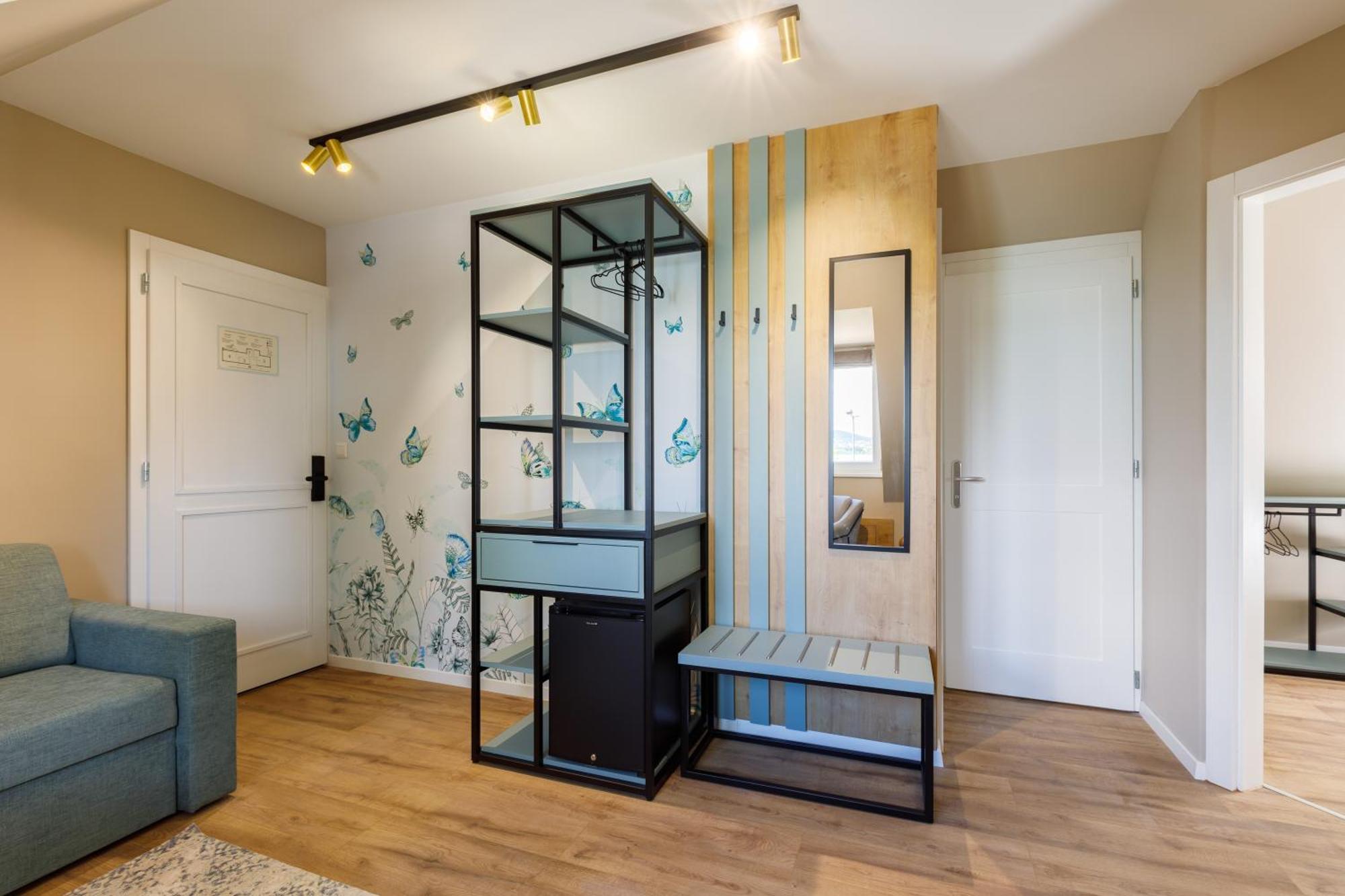 Lepke Apartmanhaz Es Etterem ティハニ エクステリア 写真