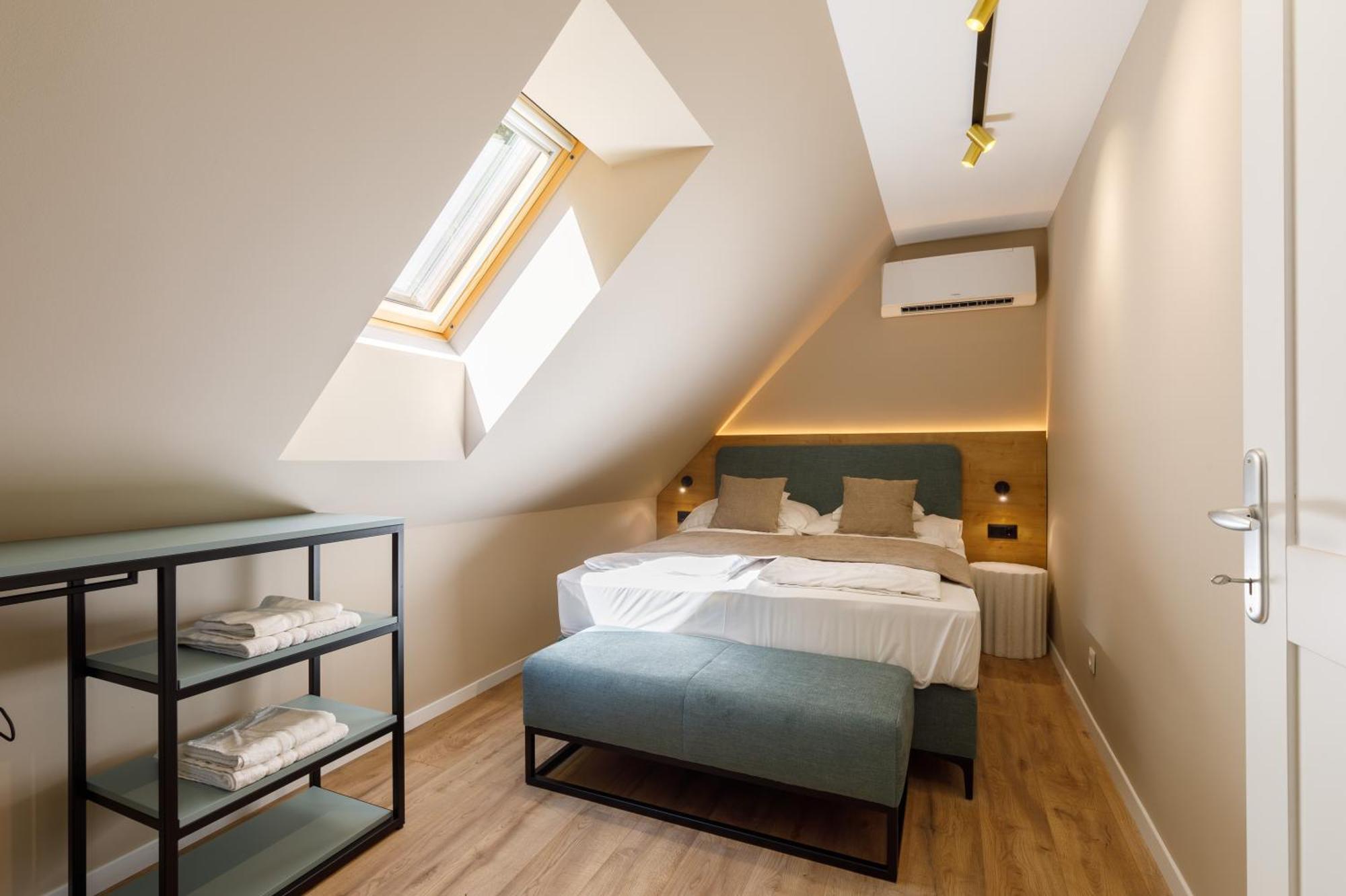 Lepke Apartmanhaz Es Etterem ティハニ エクステリア 写真