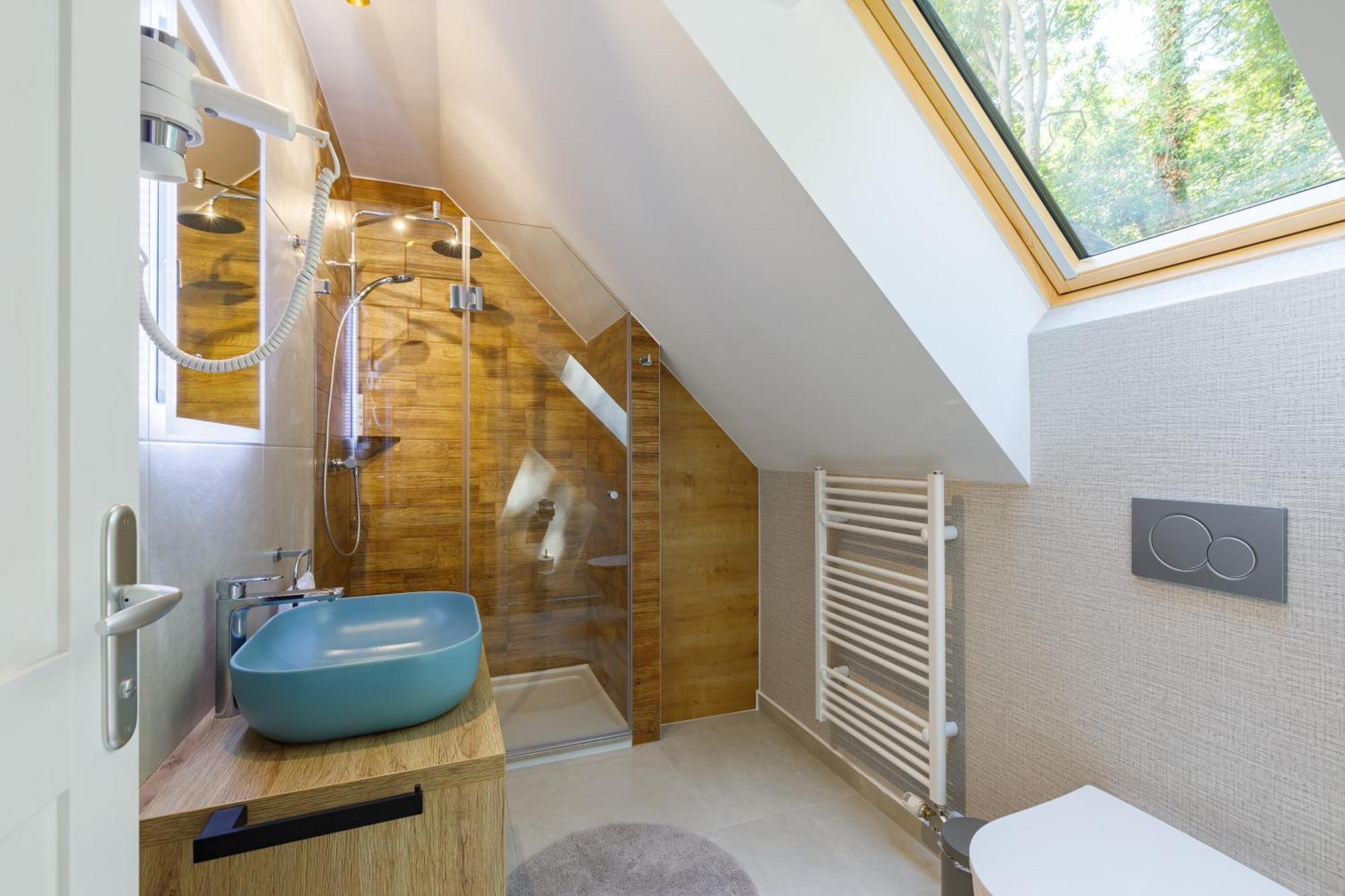 Lepke Apartmanhaz Es Etterem ティハニ エクステリア 写真
