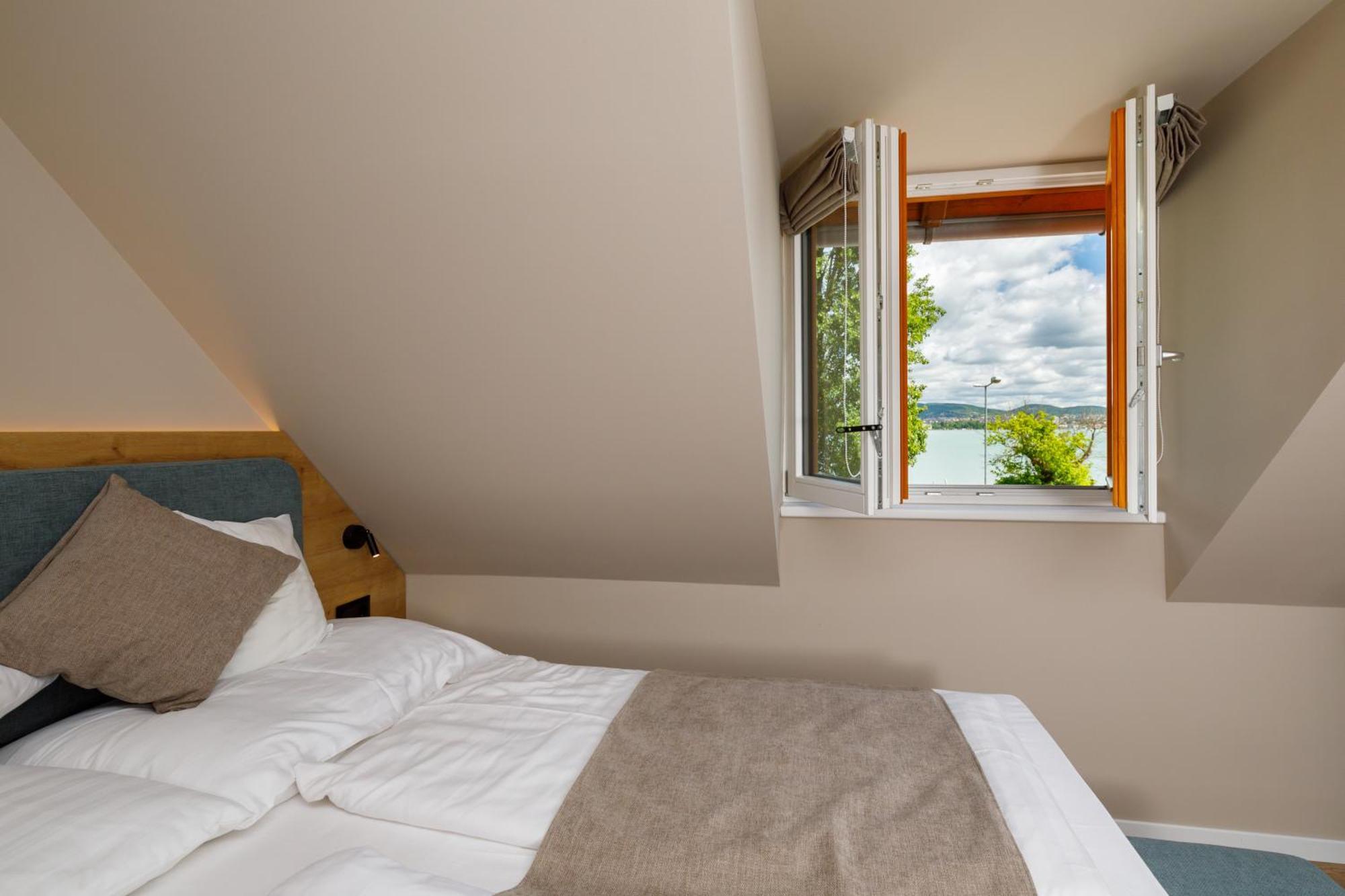 Lepke Apartmanhaz Es Etterem ティハニ エクステリア 写真