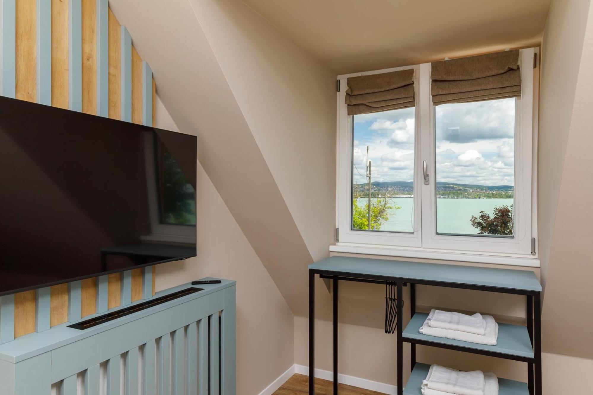 Lepke Apartmanhaz Es Etterem ティハニ エクステリア 写真