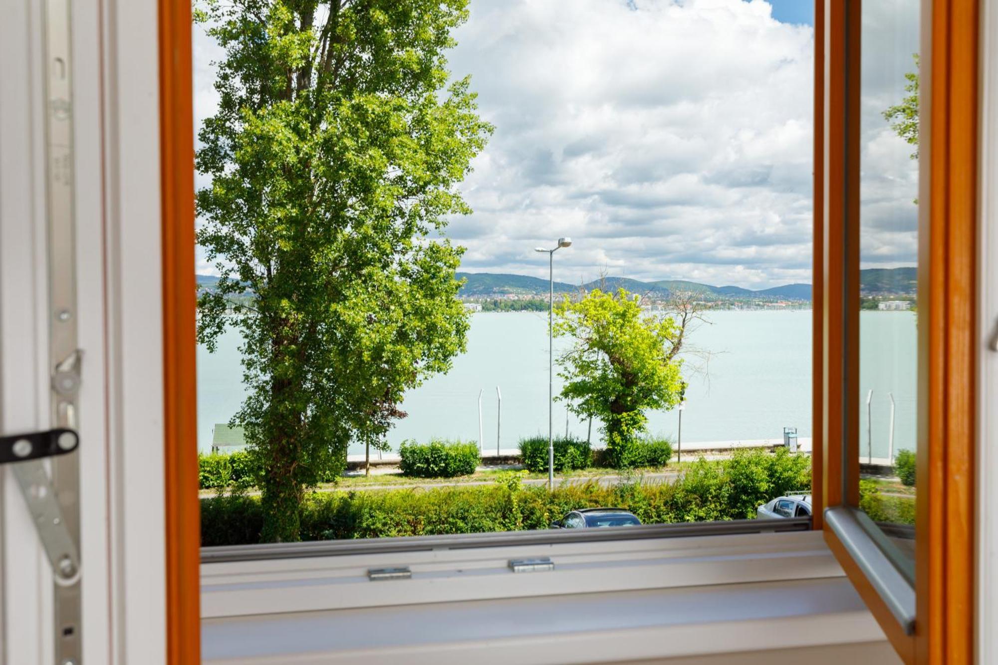 Lepke Apartmanhaz Es Etterem ティハニ エクステリア 写真