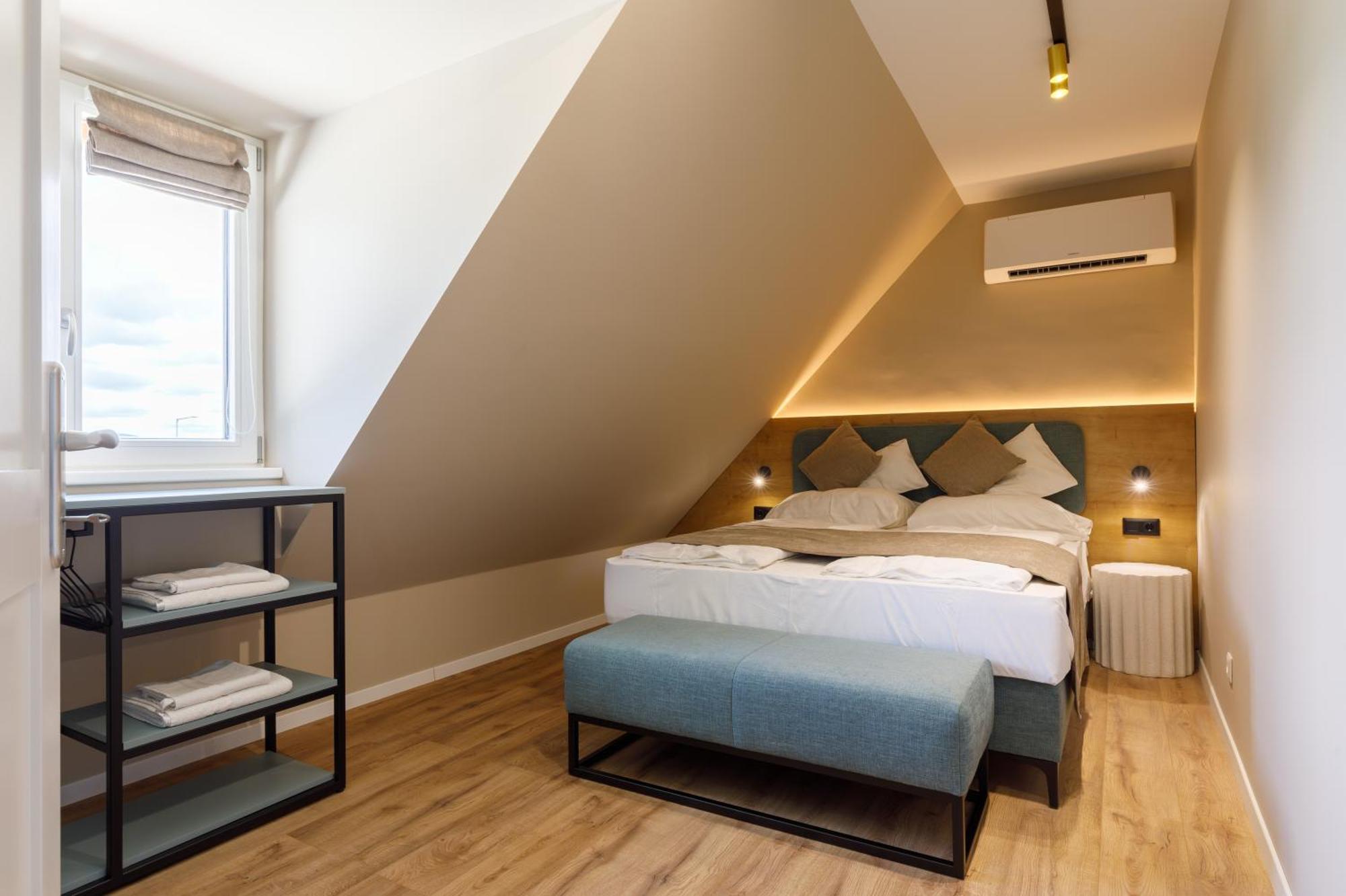 Lepke Apartmanhaz Es Etterem ティハニ エクステリア 写真
