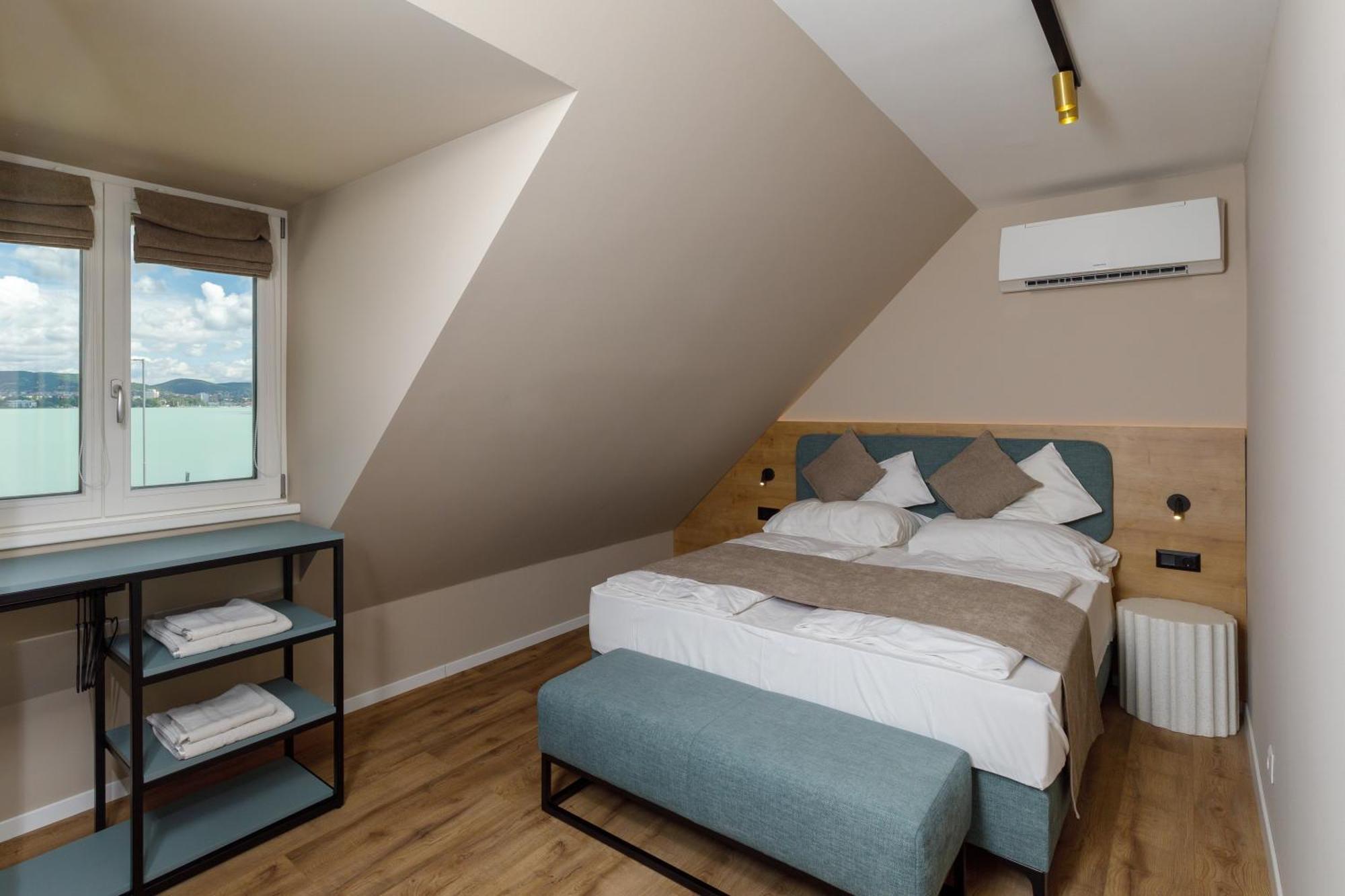 Lepke Apartmanhaz Es Etterem ティハニ エクステリア 写真