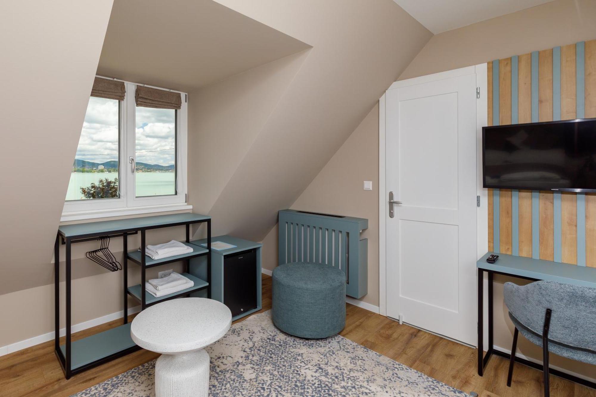 Lepke Apartmanhaz Es Etterem ティハニ エクステリア 写真