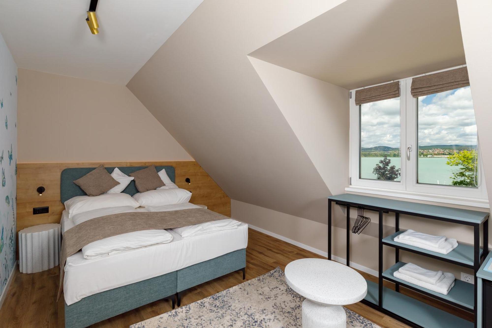 Lepke Apartmanhaz Es Etterem ティハニ エクステリア 写真