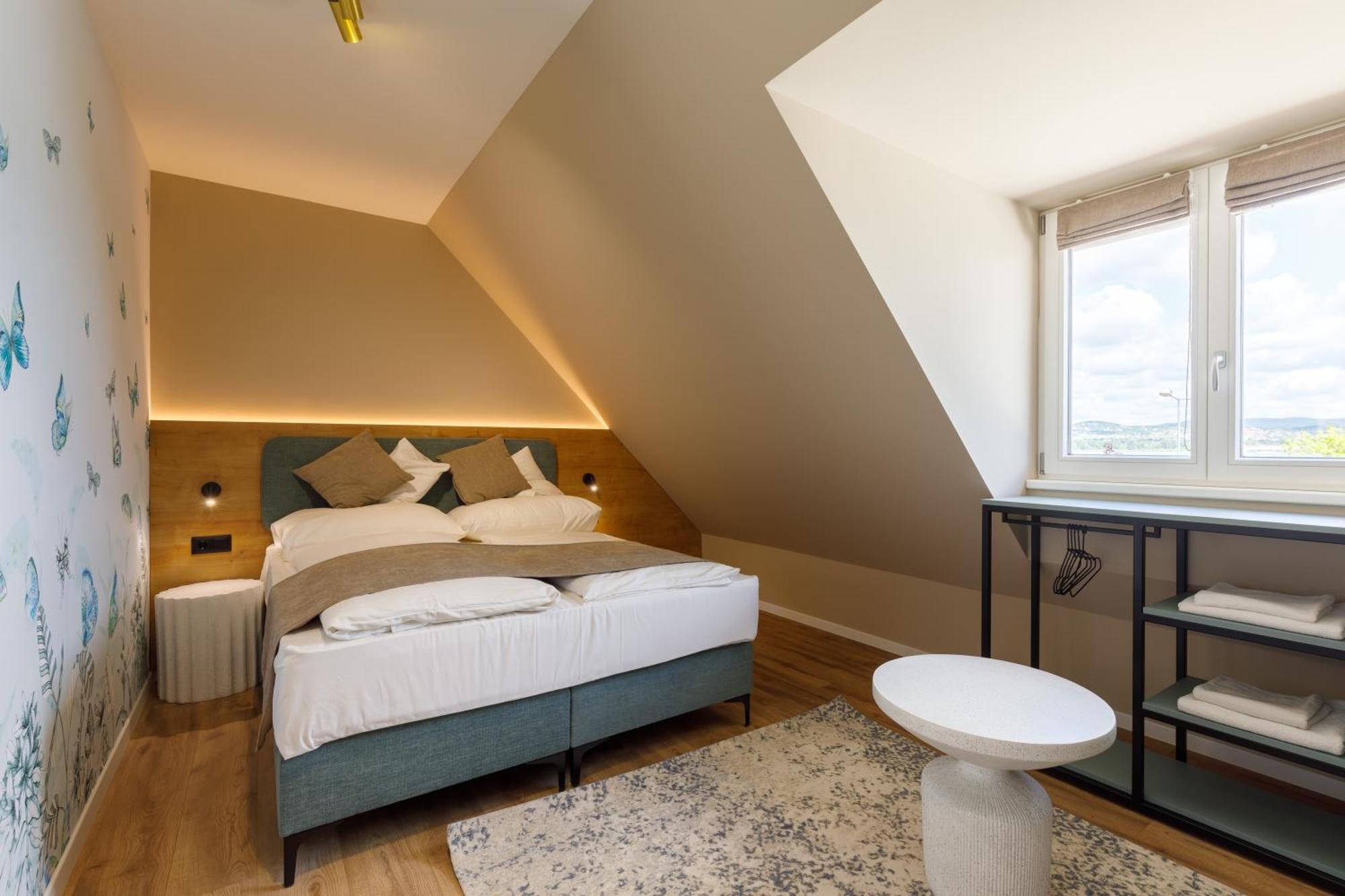 Lepke Apartmanhaz Es Etterem ティハニ エクステリア 写真