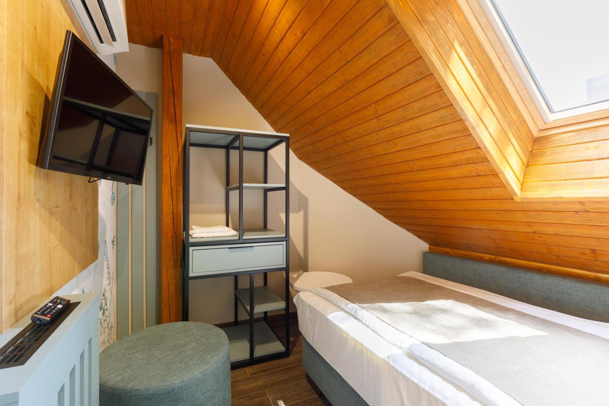 Lepke Apartmanhaz Es Etterem ティハニ エクステリア 写真