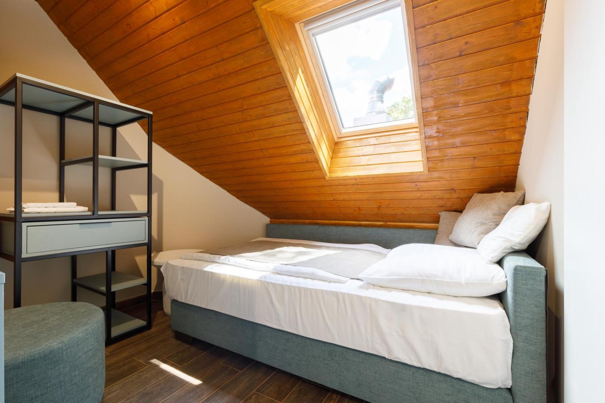 Lepke Apartmanhaz Es Etterem ティハニ エクステリア 写真