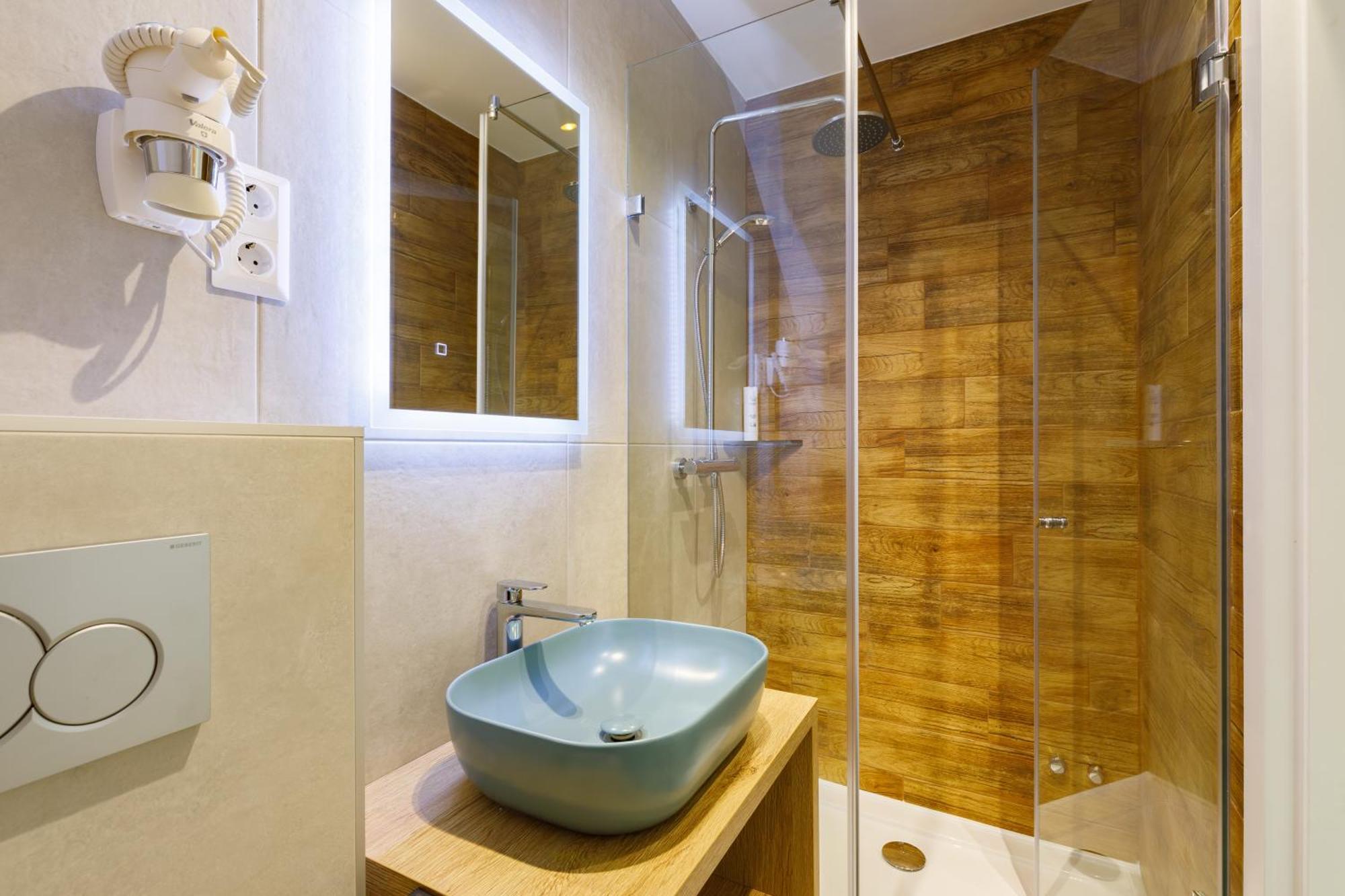 Lepke Apartmanhaz Es Etterem ティハニ エクステリア 写真