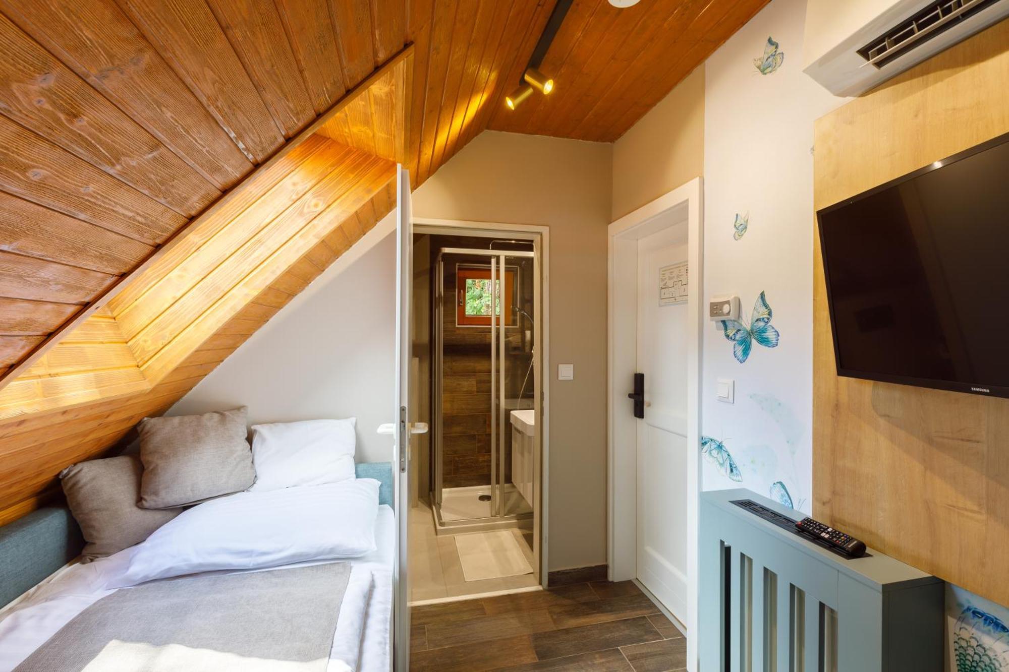 Lepke Apartmanhaz Es Etterem ティハニ エクステリア 写真