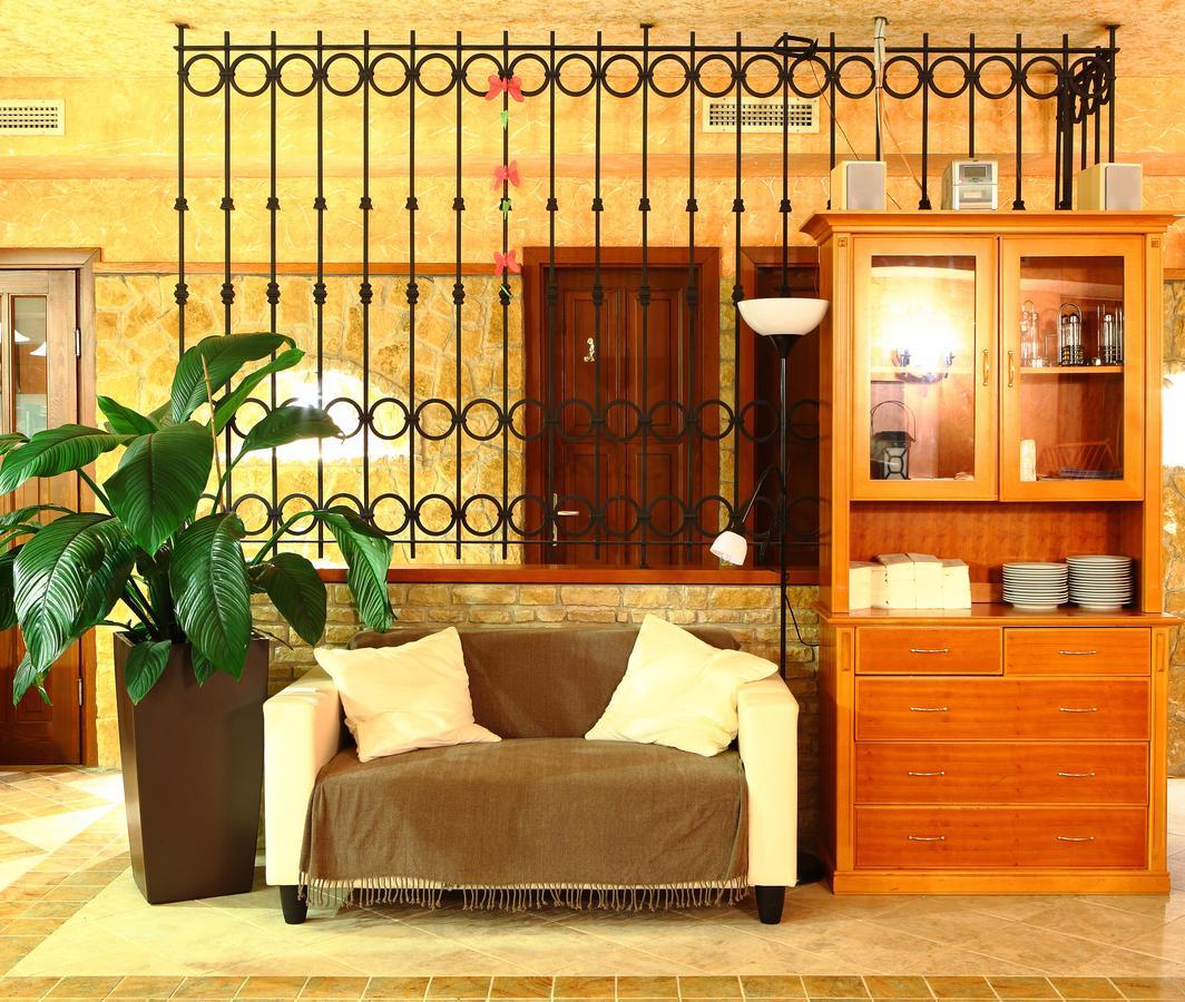 Lepke Apartmanhaz Es Etterem ティハニ エクステリア 写真